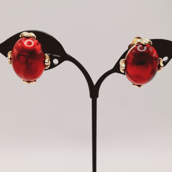 Vintage Red Marbled Lucite Clip-On Earrings Gold Tone Oval 1 Inch - Picture 2 of 8